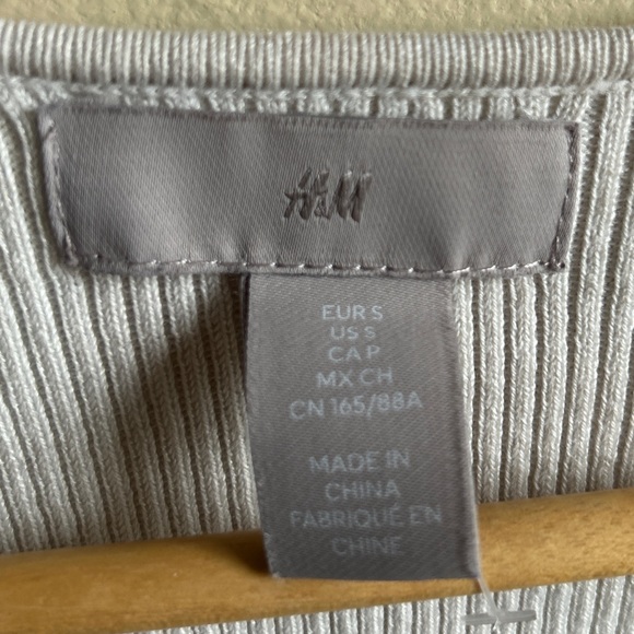 H&M Sweetheart Neck Line V Plunge Color: Cream Long Split Sleeve Sweater Size S… - Picture 9 of 10